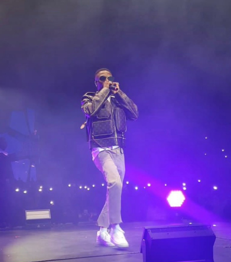 Wizkid wearing a jacket of N2.3 million jacket on stage